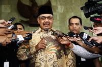 Azwar Abubakar memberikan keterangan sesaat sebelum meninggalkan gedung KPK. Lamhot Aritonang/detikFoto.