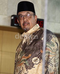 Azwar Abubakar diperiksa terkait kasus pembangunan dermaga di Sabang, Nanggroe Aceh Darussalam (NAD). Ia diperiksa dalam kapasitasnya sebagai Gubernur definitif NAD. Lamhot Aritonang/detikFoto.