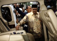 Azwar Abubakar memasuki mobilnya yang menunggu di depan gedung KPK. Lamhot Aritonang/detikFoto.