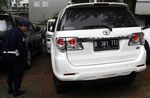 KPK Sita Dua Mobil Mewah
