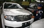 KPK Sita Dua Mobil Mewah