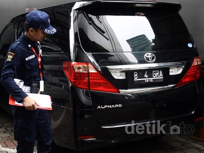 KPK Sita Dua Mobil Mewah