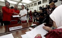 Penyerahan berkas ini dilakukan langung oleh Wakil Bendahara Umum Partai Demokrasi Indonesia Perjuangan (PDIP) Rudyanto Tjen (kiri) didampingi Liason Officer (LO) PDIP Sudiyatmiko Aribowo(tengah).