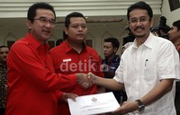 Berkas laporan sumbangan dana kampanye PDIP dalam Pemilu 2014 diserahkan langsung kepada komisioner KPU Ferry Kurnia Rizkiyansyah (kanan).