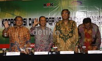 Gubernur Jawa Barat Ahmad Heryawan (kiri), Kepala BPKP Mardiasmo (kedua dari kanan) dan Wakil Gubernur Rano Karno (kiri), sudah terlihat hadir. Sementara itu Gubernur DKI Jakarta Joko Widodo belum terlihat tiba di KPK. Lamhot Aritonang/detikFoto.