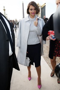 Jessica Alba tiba di lokasi acara. Pierre Suu/Getty Images.