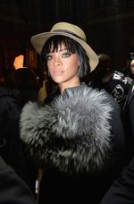 Rihanna Tampil Berbulu di Paris Fashion Week