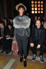 Rihanna Tampil Berbulu di Paris Fashion Week