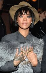 Rihanna Tampil Berbulu di Paris Fashion Week