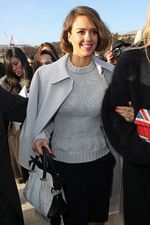 Jessica Alba Cantik Berambut Pendek