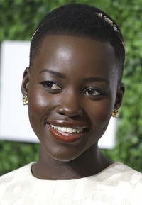 Di acara tersebut, Lupita Nyong'o sukses meraih penghargaan Best Breakout Performance Award untuk perannya di film '12 Years a Slave'. REUTERS/Jonathan Alcorn.