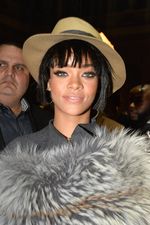 Rihanna Tampil Berbulu di Paris Fashion Week