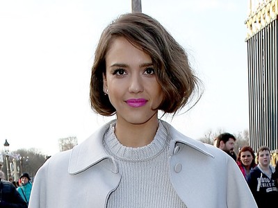 Jessica Alba Cantik Berambut Pendek
