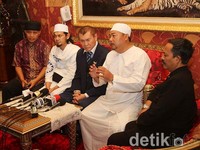 Ia menggandeng pengacara Warsito Sunyoto untuk menemaninya. Gus Mun/detikHOT.