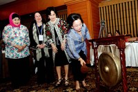 Pembukaan seminar ditandai dengan pemukulan gong oleh Menteri PPN/Bappenas Armida Alisjahbana.