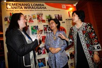 Menteri PPN/Bappenas Armida Alisjahbana (tengah) berbincang dengan CEO Weconnect International Elizabeth Vazquez (kiri) dan Ketua umum DPP HIPPI Suryani Sidik Motik (kanan).