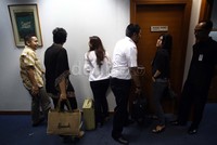 Hari ini ada pertemuan tertutup antara direksi, perwakilan karyawan dan disaksikan perwakilan Kementerian Tenaga Kerja dan Transmigrasi. Para karyawan tampak datang silih berganti di dekat ruang pertemuan.