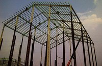Para pekerja merampungkan pembangunan gedung perkantoran di area Terminal Teluk Lamong.