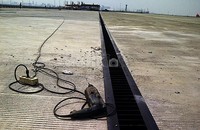 Para pekerja merampungkan pembangunan Terminal Teluk Lamong.