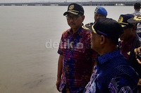 Wakil Menteri Perhubungan (Wamenhub) Bambang Susantono meninjau pembangunan Terminal Teluk Lamong.