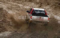 Kondisi trek yang berlumpur karena diguyur hujan menambah keseruan aktivitas test drive Mitsubishi Strada Triton Hi-Power.