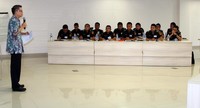 Direktur PT Toyota Astra Motor, Samuel Manasseh, memberikan kata sambutan dalam pelatihan yang diberikan oleh Toyota Training Center bagi petugas Bea Cukai. (Toyota)