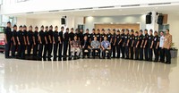 Direktur PT Toyota Astra Motor, Samuel Manasseh (duduk, kedua dari kanan) berfoto bersama instruktur dan peserta pelatihan yang diberikan Toyota Training Center bagi petugas Bea Cukai. (Toyota)