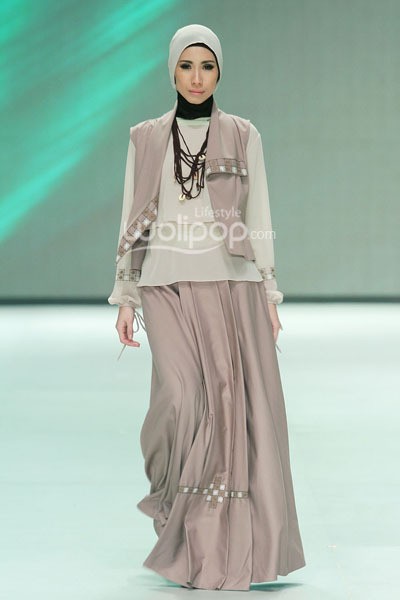 Sukriyah Reborn 29 The Culture of Nature. Fashion Parade Ethic Spiritual. Indonesia Fashion Week 2014 at Jakarta Convention Center. Senayan. Jakarta. [Foto: Mohammad Abduh/Wolipop]