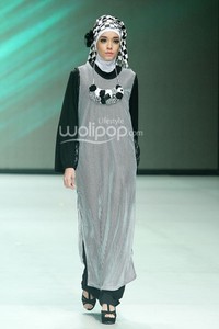 Ade Listiani Black & White. Fashion Parade - Ethic Spiritual. Indonesia Fashion Week 2014 at Jakarta Convention Center. Senayan. Jakarta. [Foto: Mohammad Abduh/Wolipop]