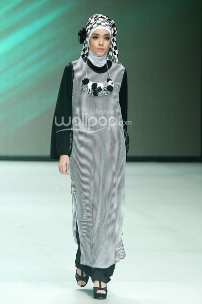 Ade Listiani Black & White. Fashion Parade - Ethic Spiritual. Indonesia Fashion Week 2014 at Jakarta Convention Center. Senayan. Jakarta. [Foto: Mohammad Abduh/Wolipop]
