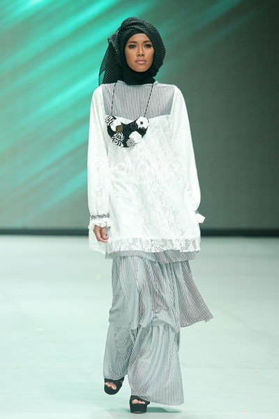Ade Listiani Black & White. Fashion Parade - Ethic Spiritual. Indonesia Fashion Week 2014 at Jakarta Convention Center. Senayan. Jakarta. [Foto: Mohammad Abduh/Wolipop]