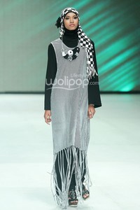 Ade Listiani Black & White. Fashion Parade - Ethic Spiritual. Indonesia Fashion Week 2014 at Jakarta Convention Center. Senayan. Jakarta. [Foto: Mohammad Abduh/Wolipop]