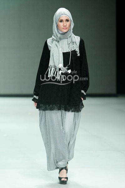 Ade Listiani Black & White. Fashion Parade - Ethic Spiritual. Indonesia Fashion Week 2014 at Jakarta Convention Center. Senayan. Jakarta. [Foto: Mohammad Abduh/Wolipop]