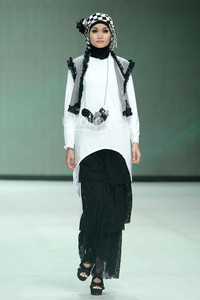 Ade Listiani Black & White. Fashion Parade - Ethic Spiritual. Indonesia Fashion Week 2014 at Jakarta Convention Center. Senayan. Jakarta. [Foto: Mohammad Abduh/Wolipop]