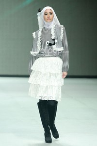 Ade Listiani Black & White. Fashion Parade - Ethic Spiritual. Indonesia Fashion Week 2014 at Jakarta Convention Center. Senayan. Jakarta. [Foto: Mohammad Abduh/Wolipop]