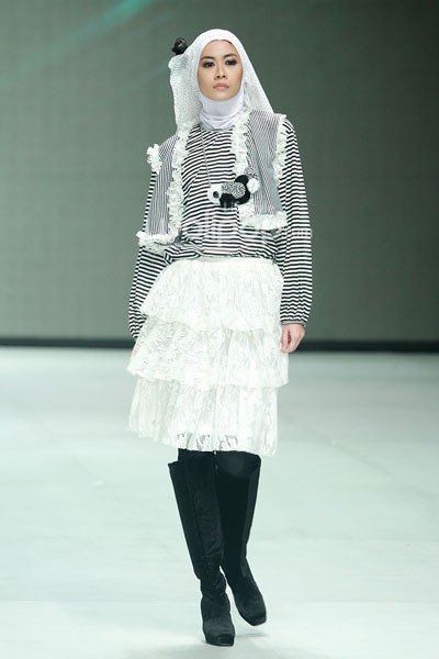 Ade Listiani Black & White. Fashion Parade - Ethic Spiritual. Indonesia Fashion Week 2014 at Jakarta Convention Center. Senayan. Jakarta. [Foto: Mohammad Abduh/Wolipop]