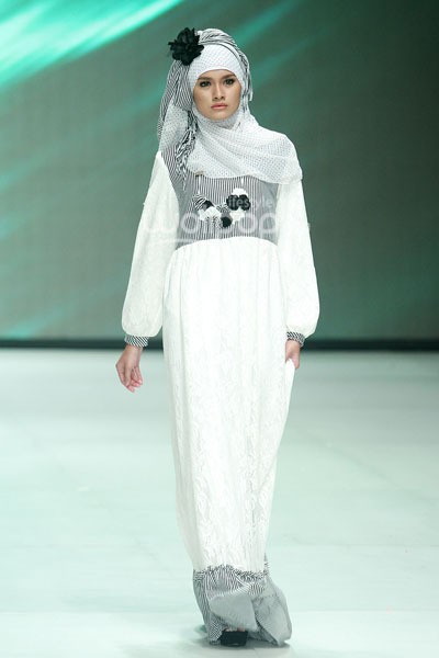 Ade Listiani Black & White. Fashion Parade - Ethic Spiritual. Indonesia Fashion Week 2014 at Jakarta Convention Center. Senayan. Jakarta. [Foto: Mohammad Abduh/Wolipop]