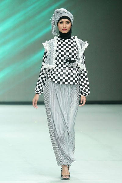 Ade Listiani Black & White. Fashion Parade - Ethic Spiritual. Indonesia Fashion Week 2014 at Jakarta Convention Center. Senayan. Jakarta. [Foto: Mohammad Abduh/Wolipop]