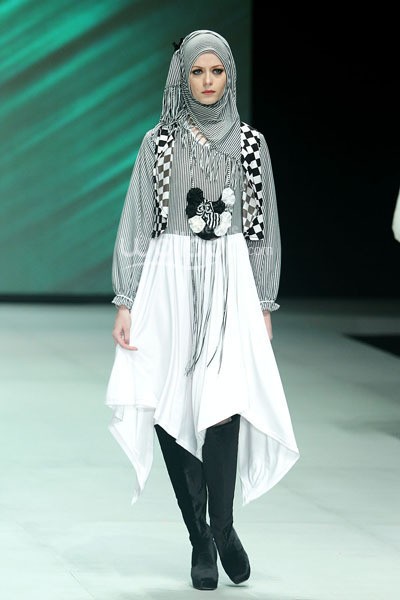 Ade Listiani Black & White. Fashion Parade - Ethic Spiritual. Indonesia Fashion Week 2014 at Jakarta Convention Center. Senayan. Jakarta. [Foto: Mohammad Abduh/Wolipop]