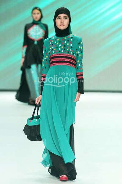 Safartiwi Gadeng Pesona Rempelis. Fashion Parade - Ethic Spiritual. Indonesia Fashion Week 2014 at Jakarta Convention Center. Senayan. Jakarta. [Foto: Mohammad Abduh/Wolipop]