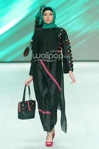 Safartiwi Gadeng Pesona Rempelis. Fashion Parade - Ethic Spiritual. Indonesia Fashion Week 2014 at Jakarta Convention Center. Senayan. Jakarta. [Foto: Mohammad Abduh/Wolipop]