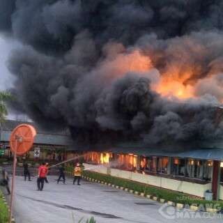 Api Pabrik Mayora Padam, Petugas Selidiki Penyebab Kebakaran