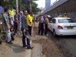Banyak Lubang di Jalan Bikin Macet, Polisi Inisiatif Memperbaiki