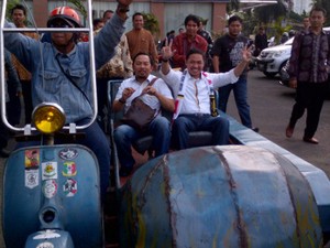 Deklarasi Capres, Anis Matta Temui Massa Sambil Naik Vespa Unik