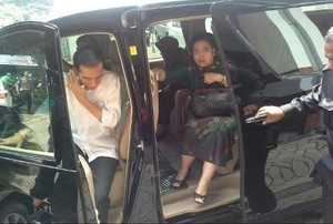 Risma, Whisnu, Jokowi dan Megawati Semobil ke Ubaya