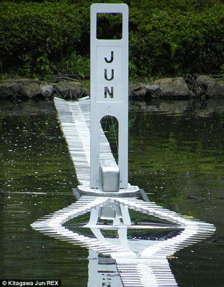 Ritsleting Raksasa Misterius Bertebaran Di Jepang