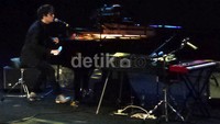 Jamie bernyanyi sambil memainkan piano.