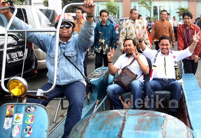 Anis Matta Naik Vespa