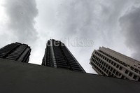 Matahari tertutup awan dan enggan untuk menampakkan diri.