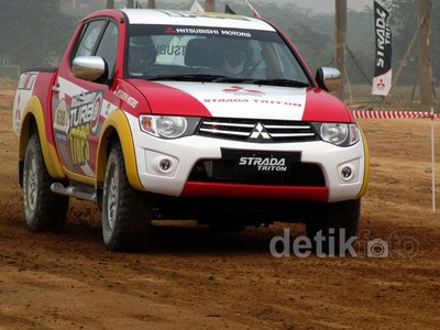 Menjajal Strada Triton di Medan